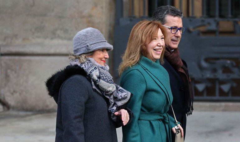 La exdirectora del Instituto Pedraforca de L&#039;Hospitalet, Dolores Agenjo (2d), acompañada por el líder de Ciudadanos en L&#039;Hospitalet (Barcelona), Miguel García (d), a su llegada esta mañana al TSJCat.