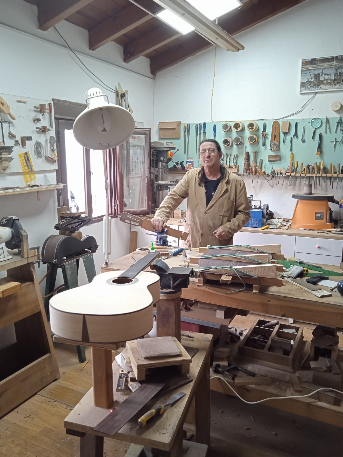 Tato Rodríguez artesano onubense, Luthier y carpintero de ribera