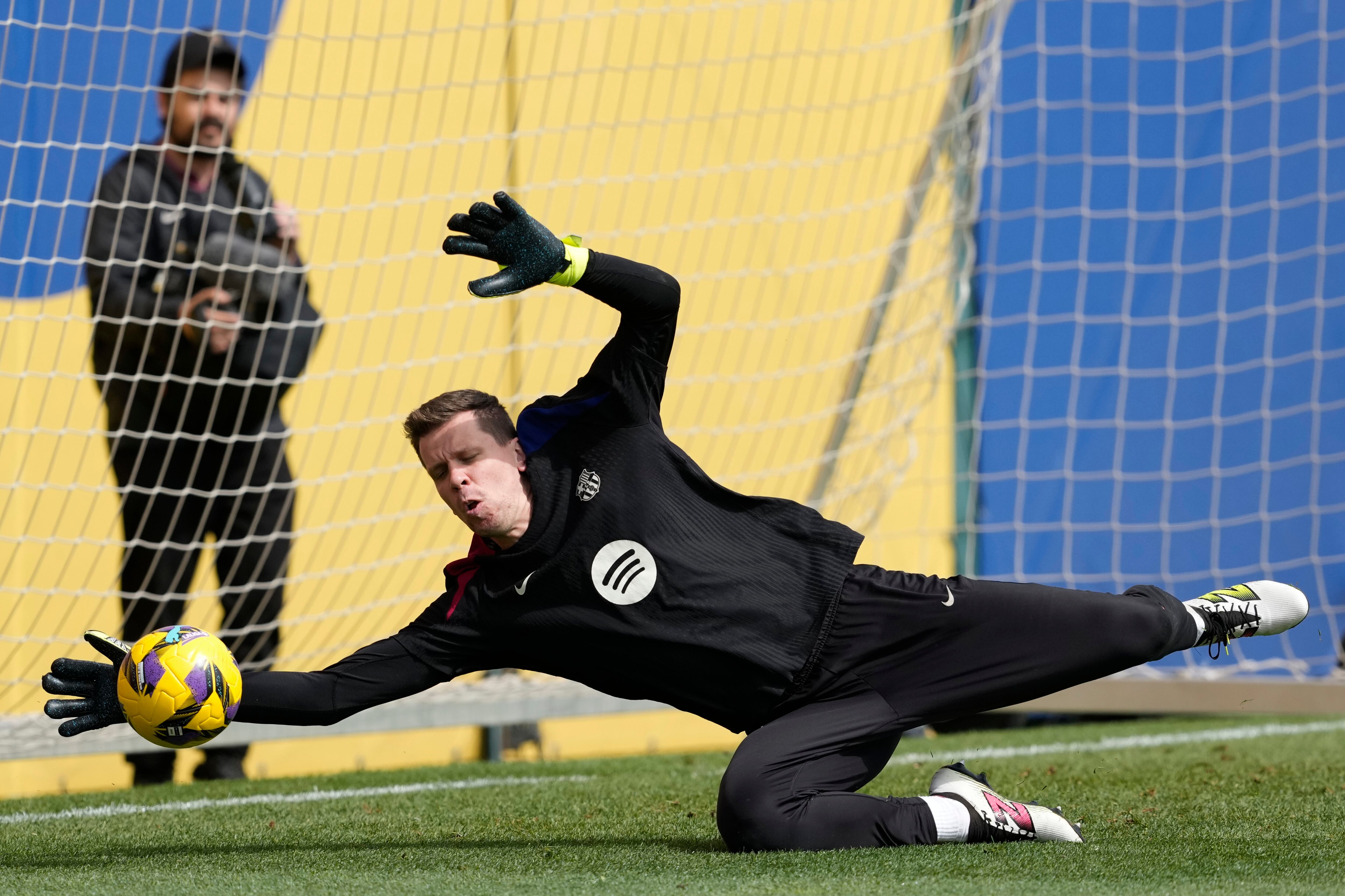 El portero del FC Barcelona Wojciech Szczesny durante un entrenamiento con el equipo azulgrana