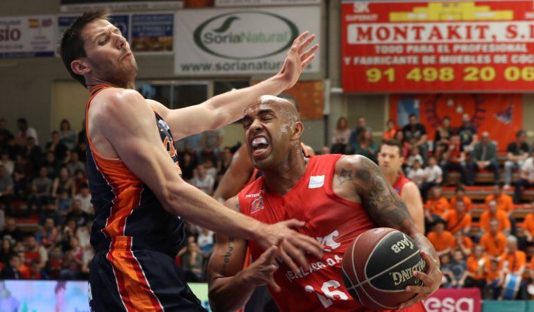 El base venezolano del Montakit Fuenlabrada, Gregory Vargas (d), protege el balón ante la presencia del base belga del Valencia, Sam Van Rossom, durante el partido correspondiente a la jornada 31 de Liga Endesa, disputado el domingo en el Polideportivo Fe