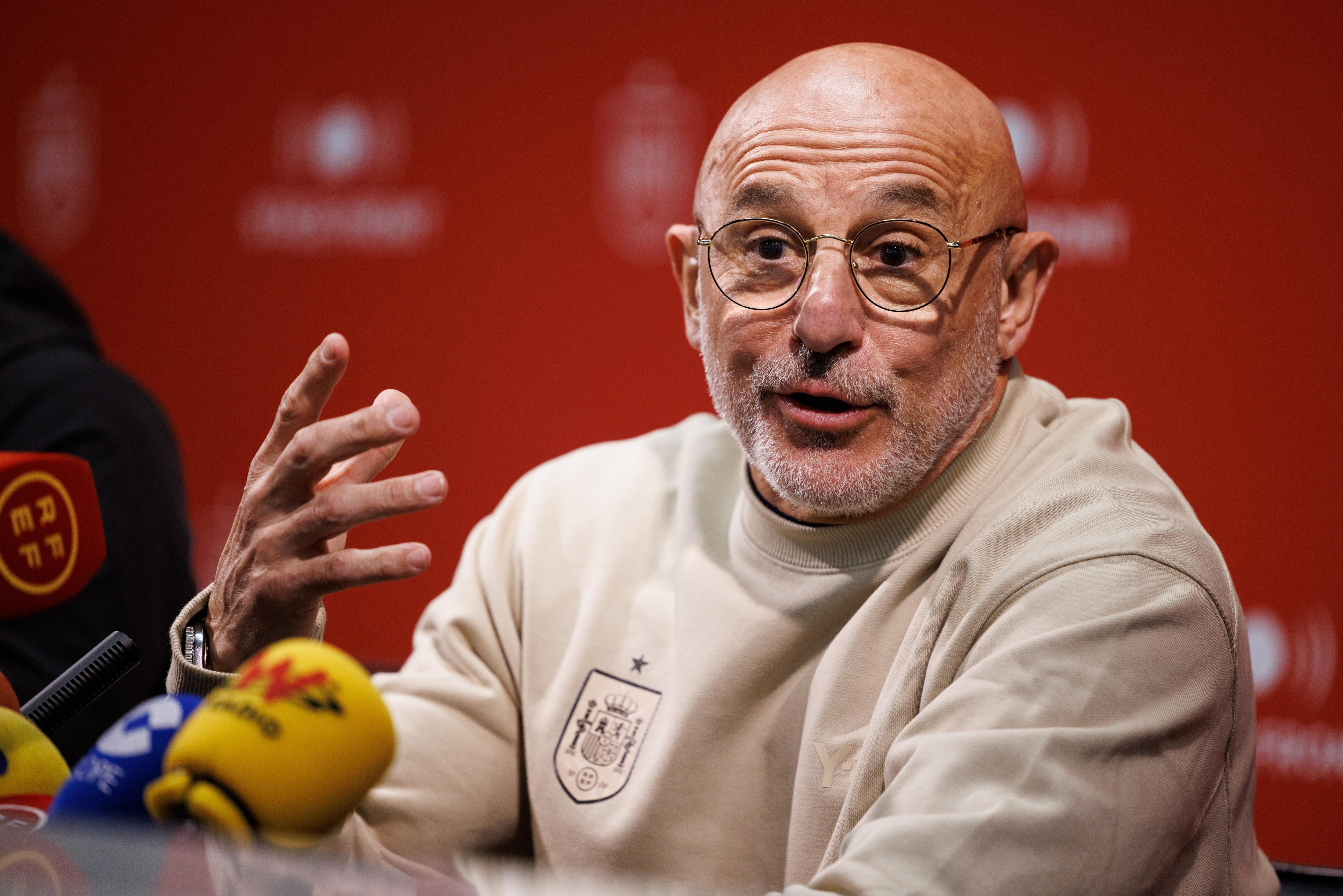 Luis de la Fuente en la rueda de prensa previa al encuentro ante Colombia. EFE/EPA/TOLGA AKMEN