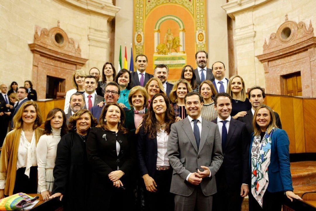 José Antonio Nieto en la foto de grupo del Partido Popular en el Parlamento Andaluz