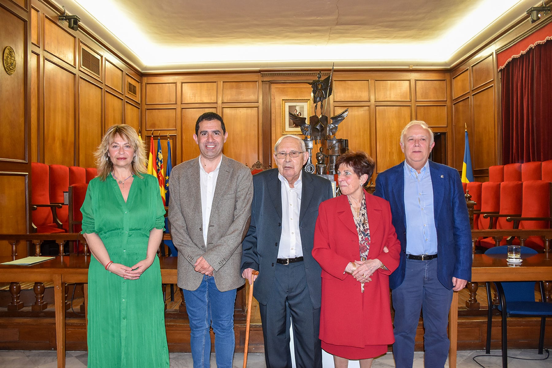 Enrique Luis Sanus el pasado mes de mayo durante el acto de donación de la maqueta del monumento a San Jorge, junto a la concejal de Fiestas, el alcalde de Alcoy, la esposa de Enrique Luis y el presidente de la Asociación de San Jorge