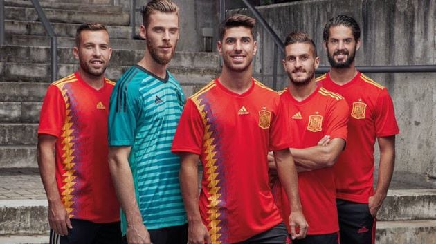 Los jugadores de la Selección posan con la camiseta