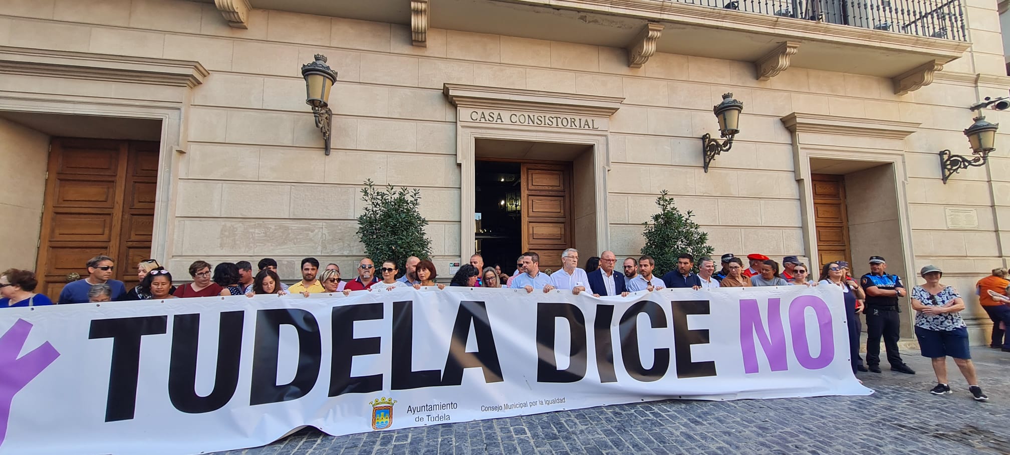 La puerta del Ayuntamiento de Tudela se llena de manos moradas en contra del delito sexista sufrido este fin de semana