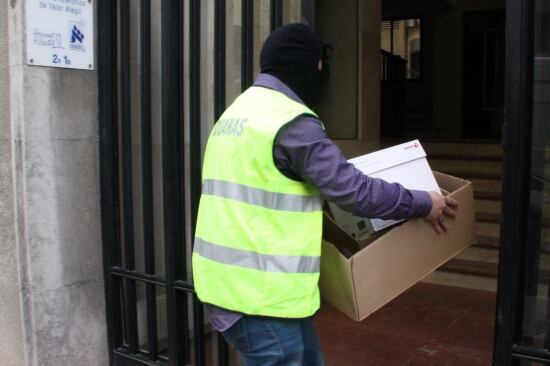 Membres de l'Agència Tributària escorcollant el Xaloc, organisme autònom de la Diputació de Girona