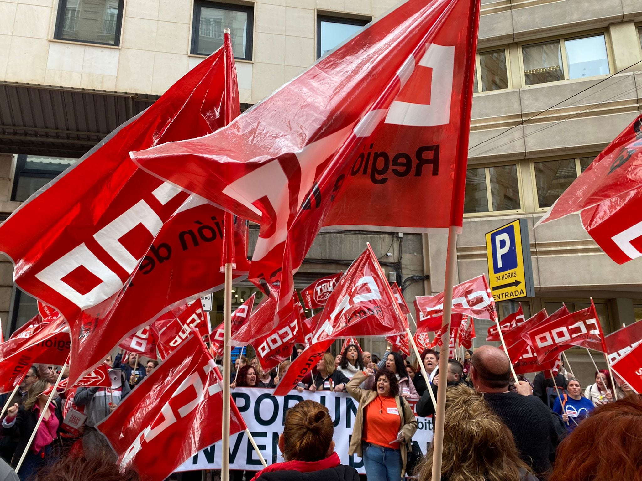 Concentración de UGT y CCOO frente a la sede de CROEM en Murcia