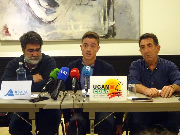 A la izquierda, Raúl Guillarón, junto a representantes de otras organizaciones agrarias.