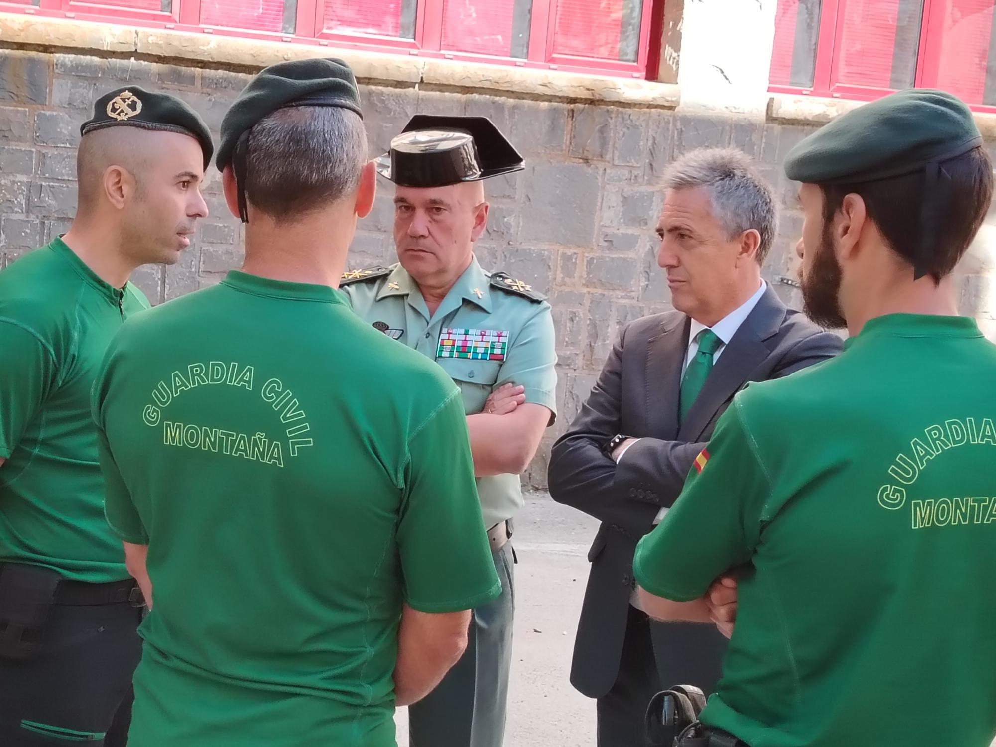 Leonardo Marcos, director general de la Guardia Civil, junto a agentes y mandos de la Guardia Civil