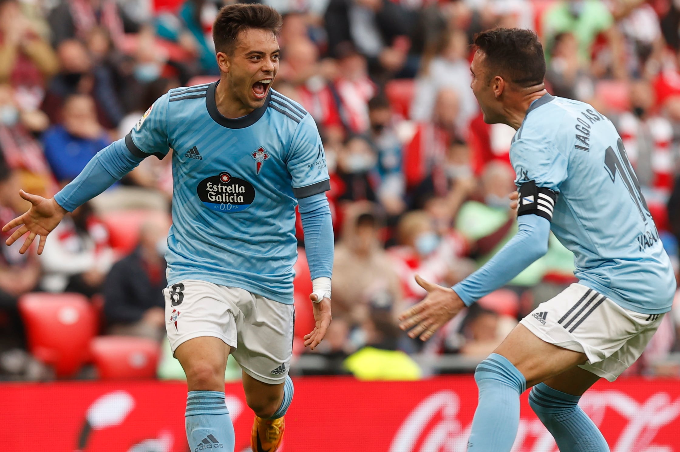 BILBAO, 17/04/2022.- El centrocampista del Celta de Vigo Fran Beltrán (i) celebra su gol, segundo del equipo gallego ante el Athletic, durante el encuentro de la jornada 32 de Liga en Primera División que se juega hoy domingo en San Mamés. EFE/Miguel Toña