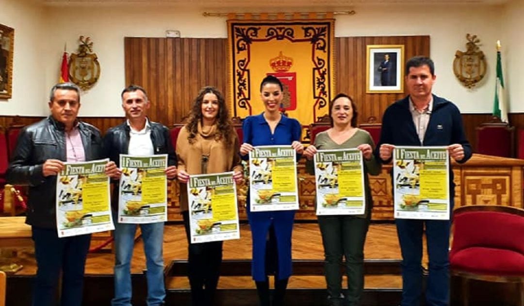 Responsables municipales de Villacarrillo con los carteles promocionales de la I Fiesta del Aceite.