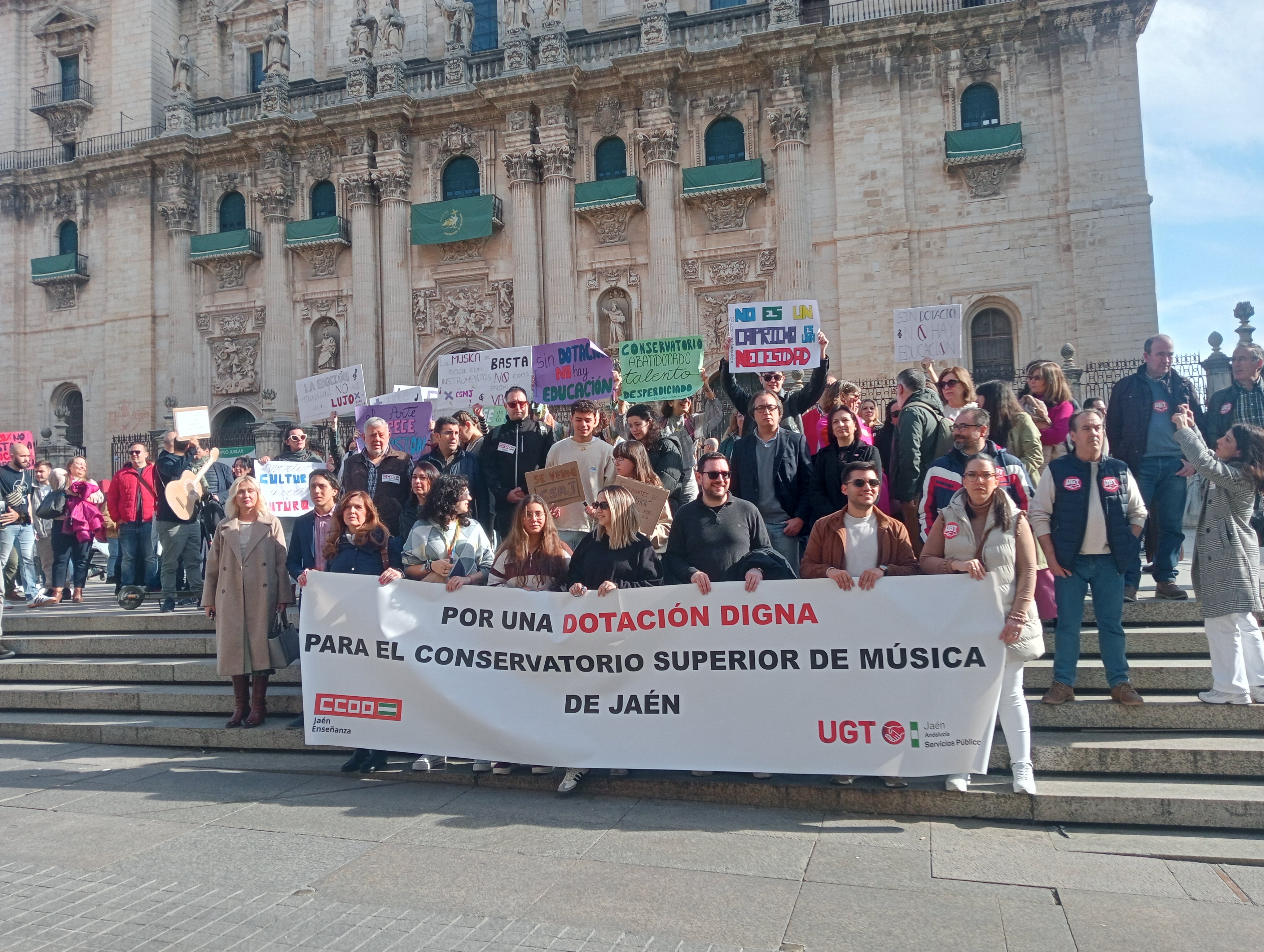 Parada de la Manifestación ante el Ayuntamiento de Jaén