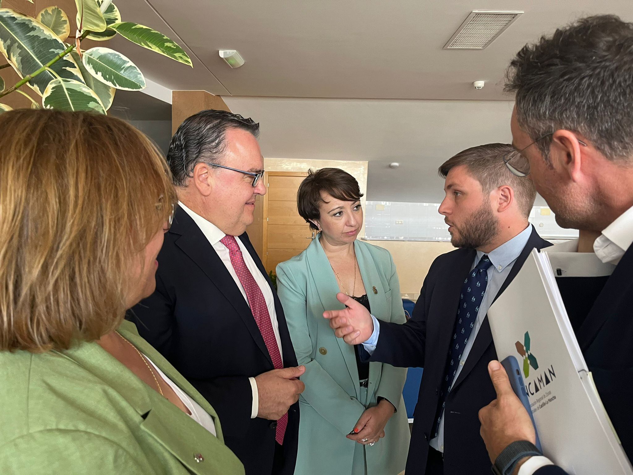 Encuentro entre el consejero, la alcaldesa y representantes