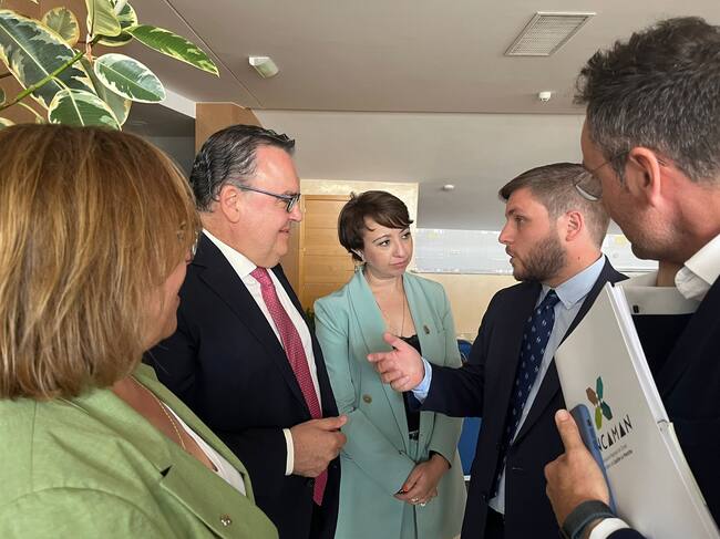 Encuentro entre el consejero, la alcaldesa y representantes