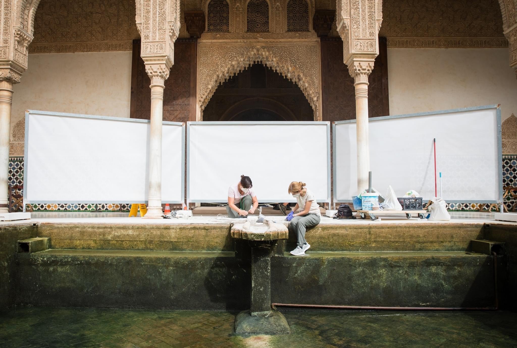 El emblemático Patio de los Arrayanes de la Alhambra ofrece estos días una imagen inusual al encontrarse vacía su alberca central debido a las tareas de restauración que se están llevando a cabo en el surtidor. El objetivo de la restauración, según informa el Patronato de la Alhambra y Generalife en sus redes sociales, es devolverle la integridad física y estética a través de diversos tratamientos de limpieza y consolidación del material. EFE/ Patronato De La Alhambra Y Generalife