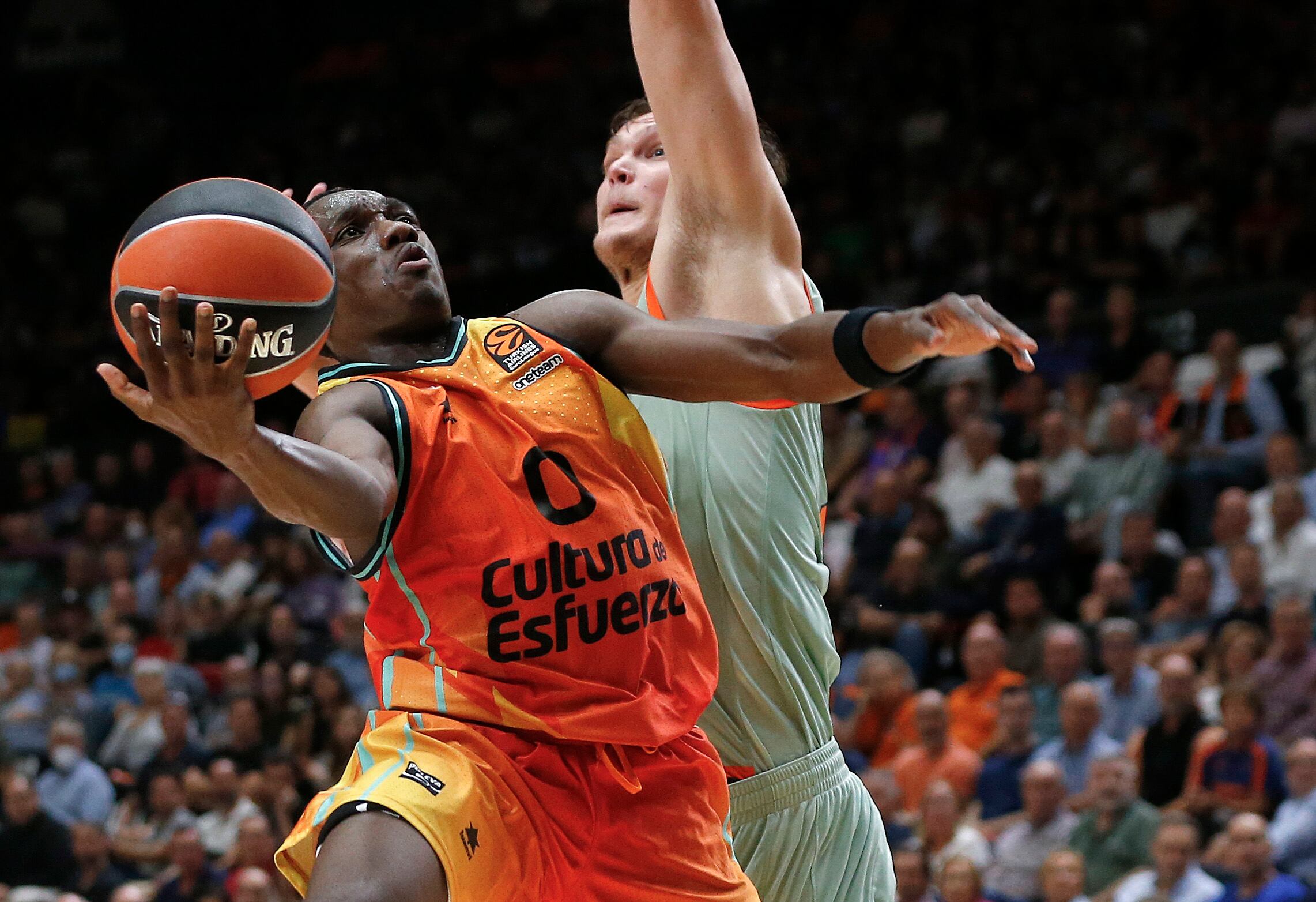 VALENCIA, 06/10/2022.- El jugador del Valencia Basket Jared Harper (i) juega un balón ante Maik Kotsar, del Cazoo Baskonia, durante el partido de la primera jornada de la Euroliga entre Valencia Basket y Cazoo Baskonia disputado hoy jueves en el pabellón Fuente de San Luis, en Valencia. EFE/Miguel Ángel Polo
