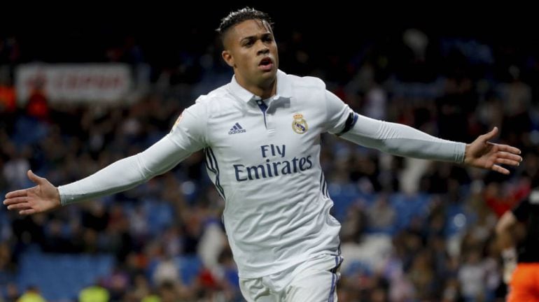 Mariano Díaz celebra un gol con el Real Madrid.