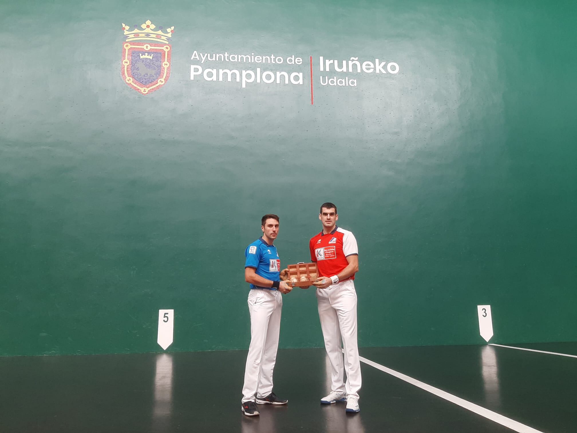 Los protagonistas de la semifinal navarra Ezkurdia y Peio Etxeberria en el Labrit