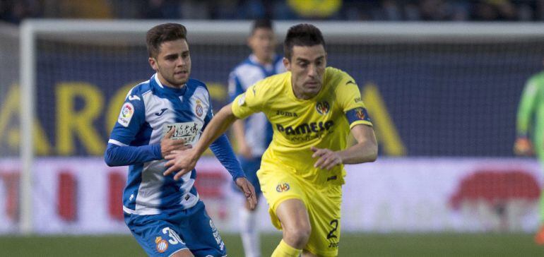 Bruno Soriano conduce el balón ante Óscar Melendo