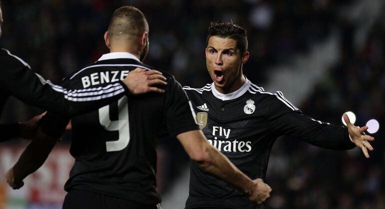 Benzema y Cristiano celebran un gol en el Martínez Valero 