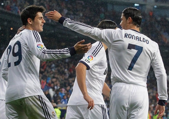 Alvaro Morata recibe la felicitación de Cristiano Ronaldo en un partido con el Madrid esta temporada.