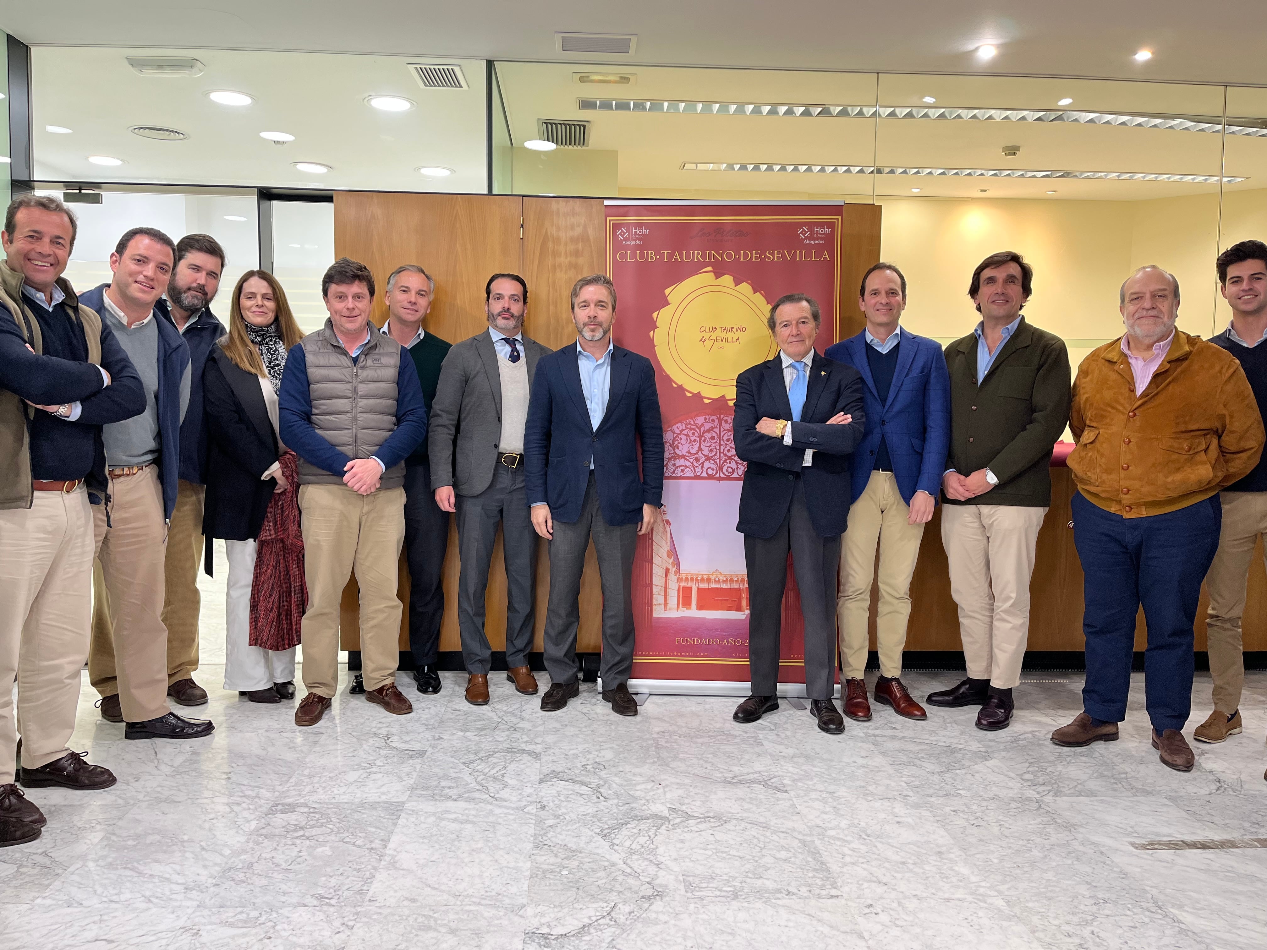 Pepe Luis Segura, el quinto desde la derecha, posa junto a los socios del Club Taurino de Sevilla