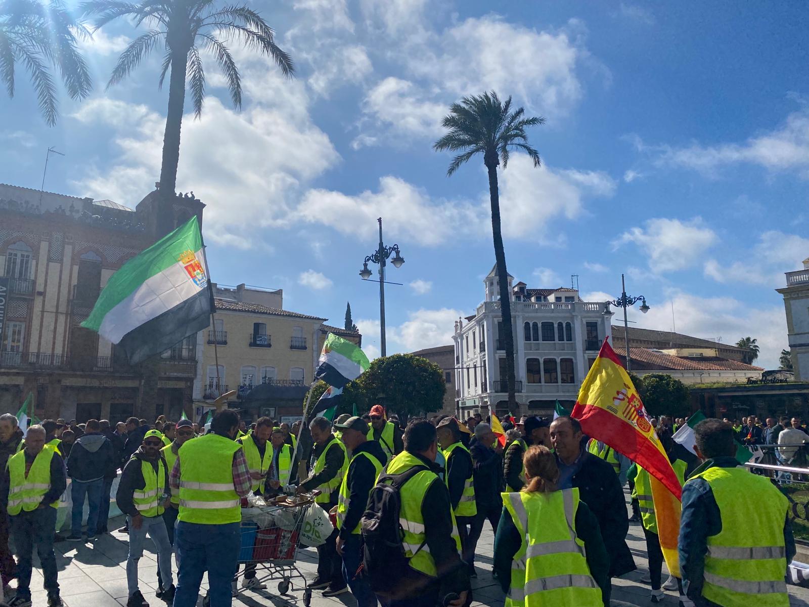 Agricultores y ganaderos de toda Extremadura han vuelto a manifestarse en Mérida convocados por la Plataforma independiente en Defensa del Campo. SER Mérida