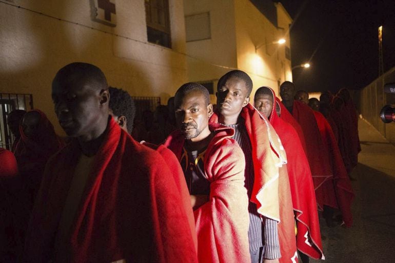 Llegada al puerto de Motril, en Granada, de 89 inmigrantes que fueron rescatados por Salvamento Marítimo cuando navegaban en tres pateras cerca de la isla de Alborán