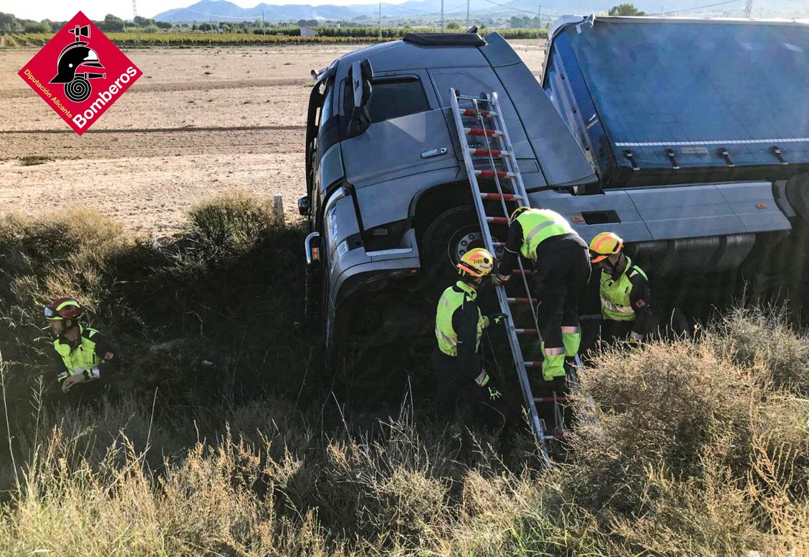 rescate del conductor del camión por los bomberos