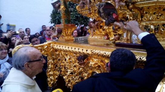 El p&aacute;rroco de San Jos&eacute;, Javier Alaminos, ante el paso de Jes&uacute;s del Perd&oacute;n de la hermandad de La Aurora de Granada este Jueves Santo