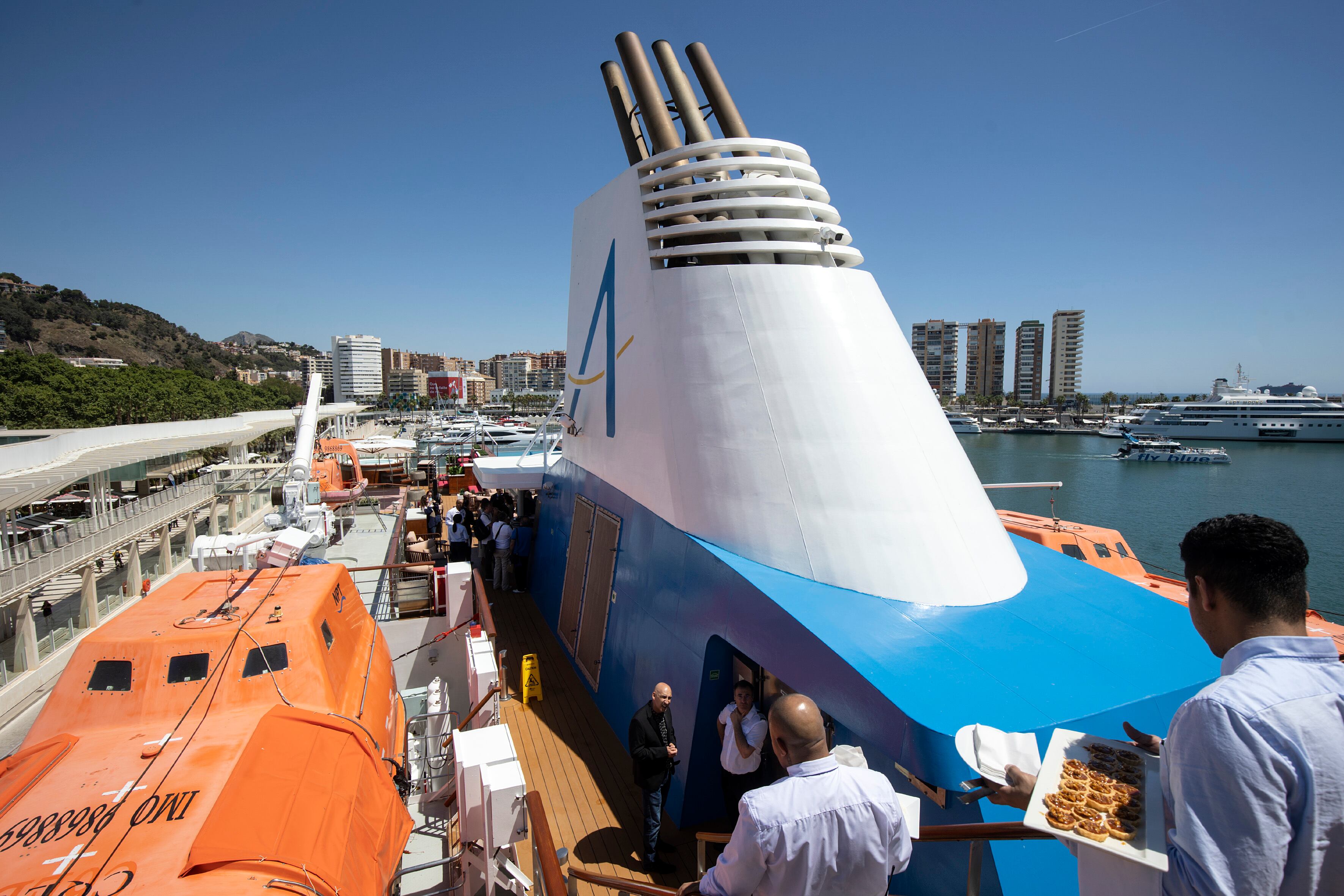 MÁLAGA, 27/04/2025 .- Varias personas en el buque Ocean Victory, durante la presentación oficial de Alma Cruceros, la primera naviera boutique de España. EFE/Daniel Pérez