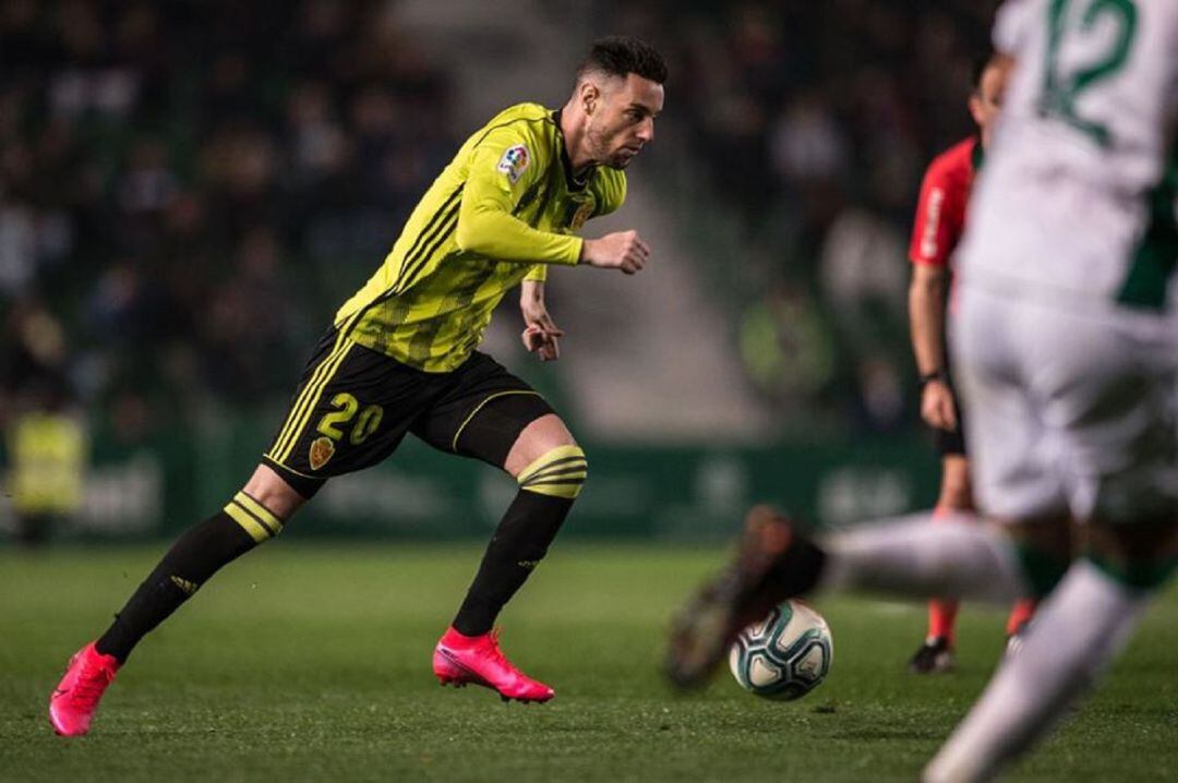 Burgui conduce el balón en su debut como zaragocista en Elche