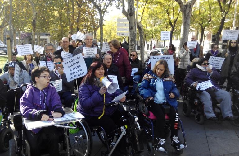 La presidenta de CERMI de la Comunidad de Madrid, Maite Gallego, lee el manifiesto