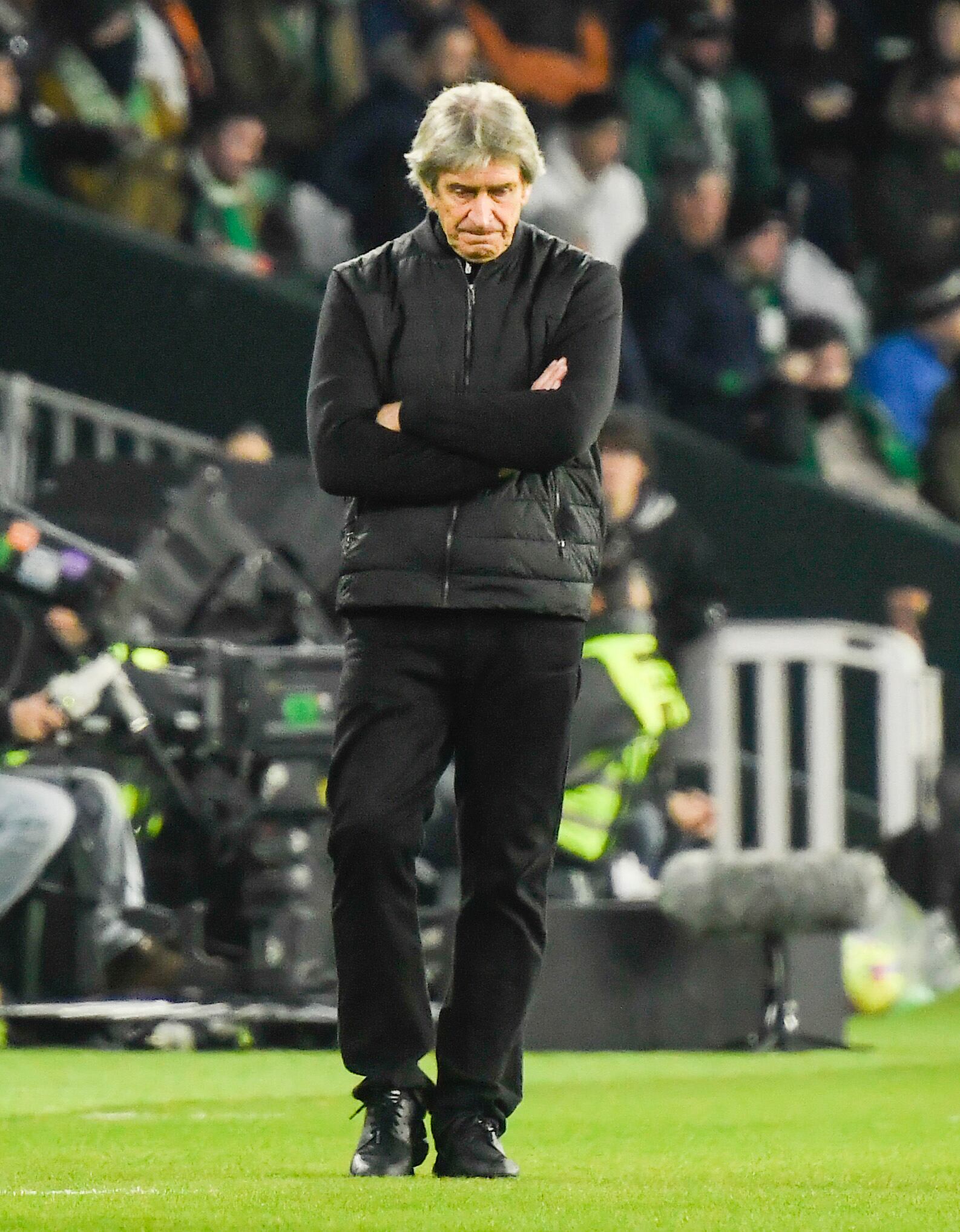 SEVILLA, 04/02/2023.- El entrenador del Real Betis, Manuel Pellegrini, durante un partido en el Villamarín. EFE/ Raúl Caro.