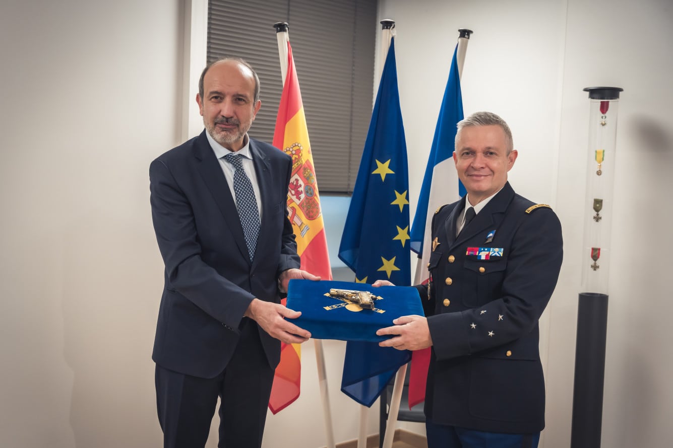 Victorio Redondo Bladrich, embajador de España ante la República Francesa, y el teniente general Lionel Lavergne