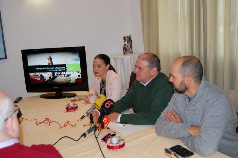 Jorge Romero, en el centro de la imagen, junto a sus concejales Miguel Alconchel y Sara Lobato.