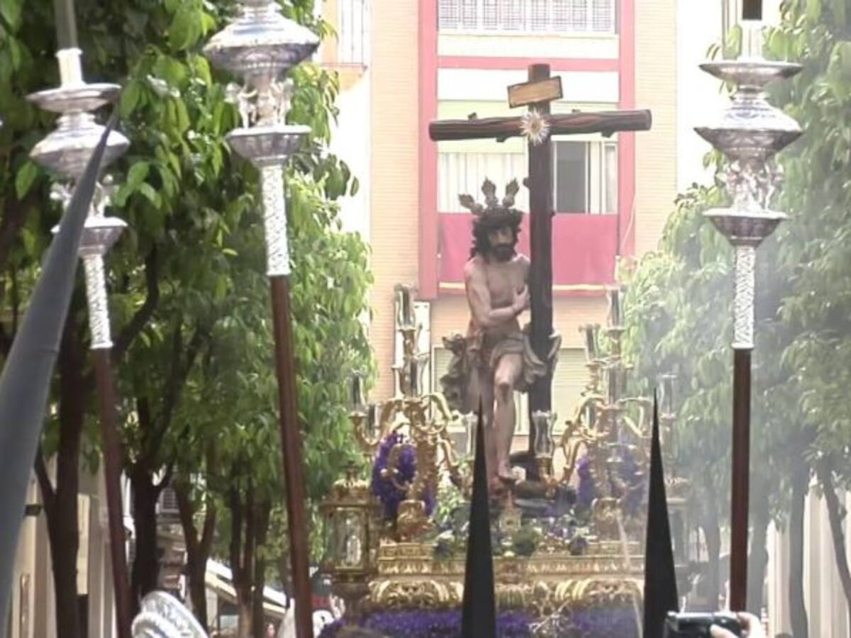 El Santo Cristo Varón de Dolores a su paso por la calle Barcelona