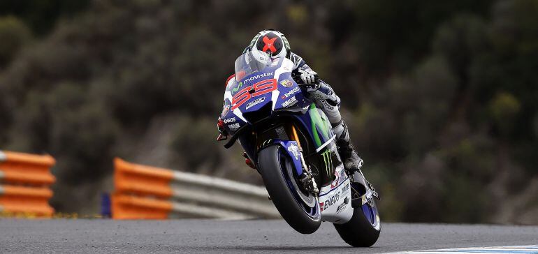 GRA093. JEREZ DE LA FRONTERA (CÁDIZ). 23/04/2016.- El piloto español de MotoGP Jorge Lorenzo, Movistar Yamaha, durante la segunda jornada de entrenamientos del Gran Premio de España de Motociclismo que se celebra este fin de semana en el circuito de Jerez