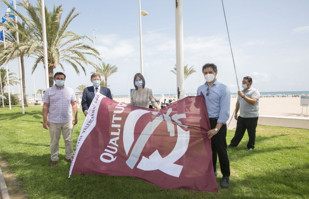 Visita de Ximo Puig a la playa de Gandia para la izada de la bandera Qualitur