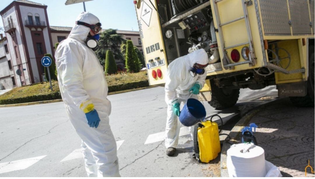 Trabajadores realizando tareas de desinfección