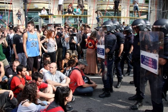 Mossos d&#039;Esquadra e &quot;indignados&quot; en la Plaza Cataluña de Barcelona, el 27 de mayo de 2011