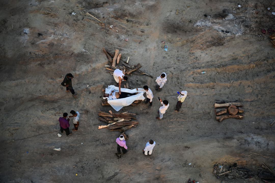 Decenas de cadáveres aparecieron flotando en las aguas del río Ganges