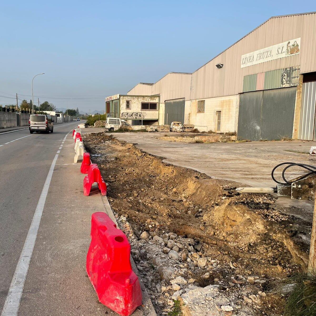 Obras del carril bici que va a conectar la playa de Piles con el casco urbano