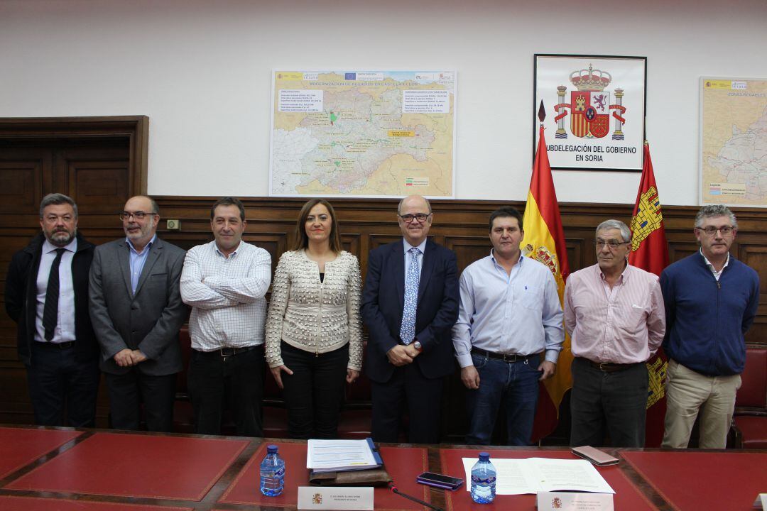 La delegada del Gobierno, Virginia Barcones, junto al presidente de SEIASA, Alejandro Alonso, el subdelegado del Gobierno, Miguel Latorre, y representantes de la Asociación de Regantes del Canal de Campillo de Buitrago.