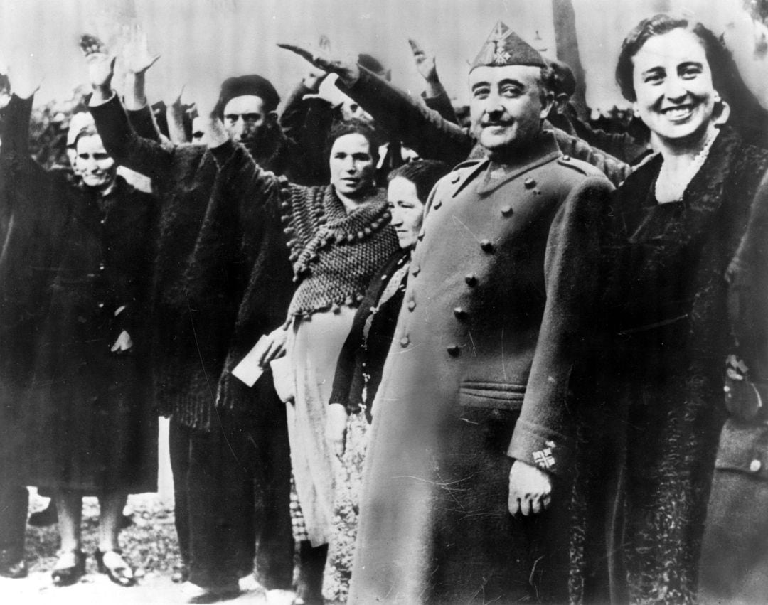 Francisco Franco y su mujer, Carmen Polo, en Burgos. 