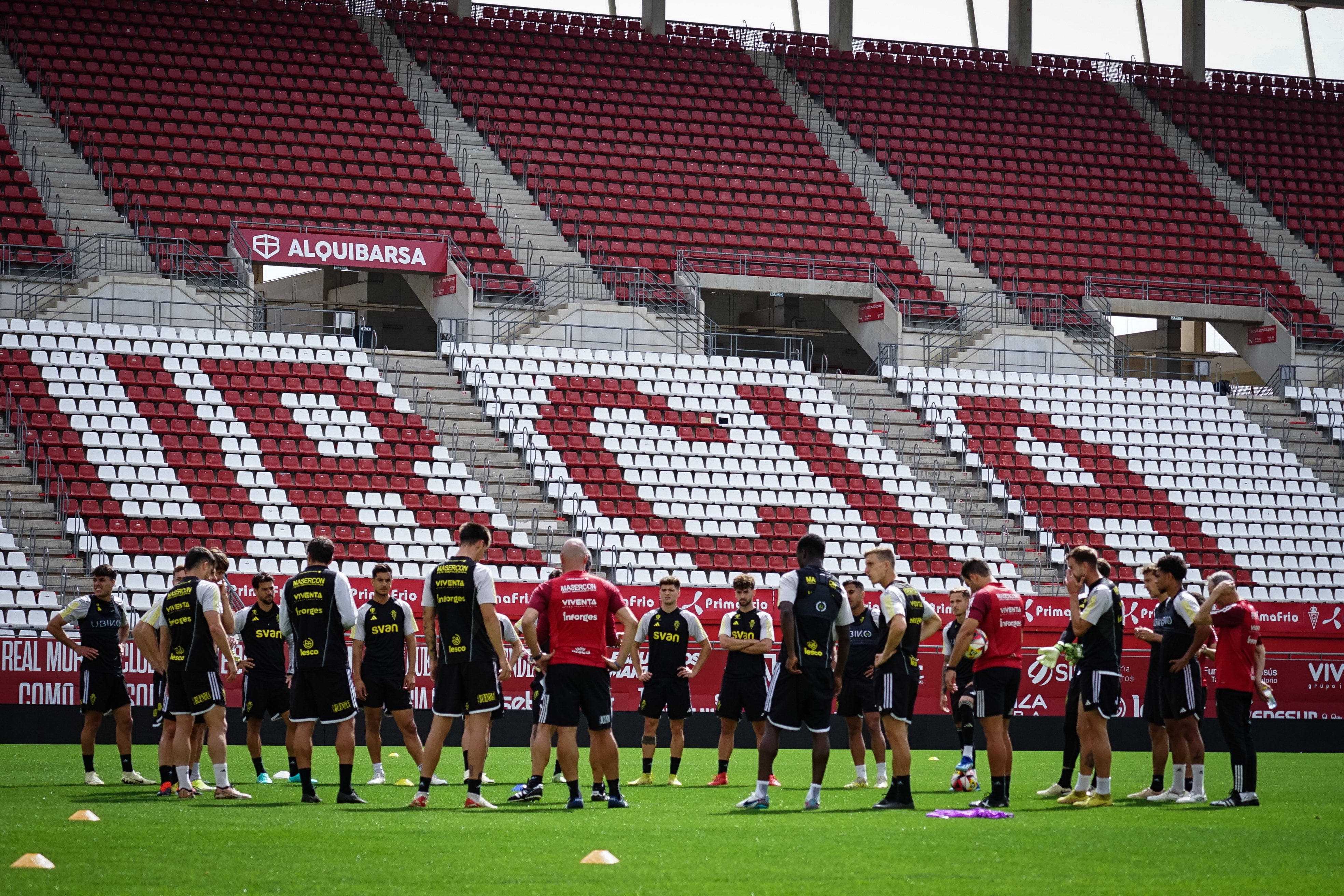 El Real Murcia entrena en su estadio