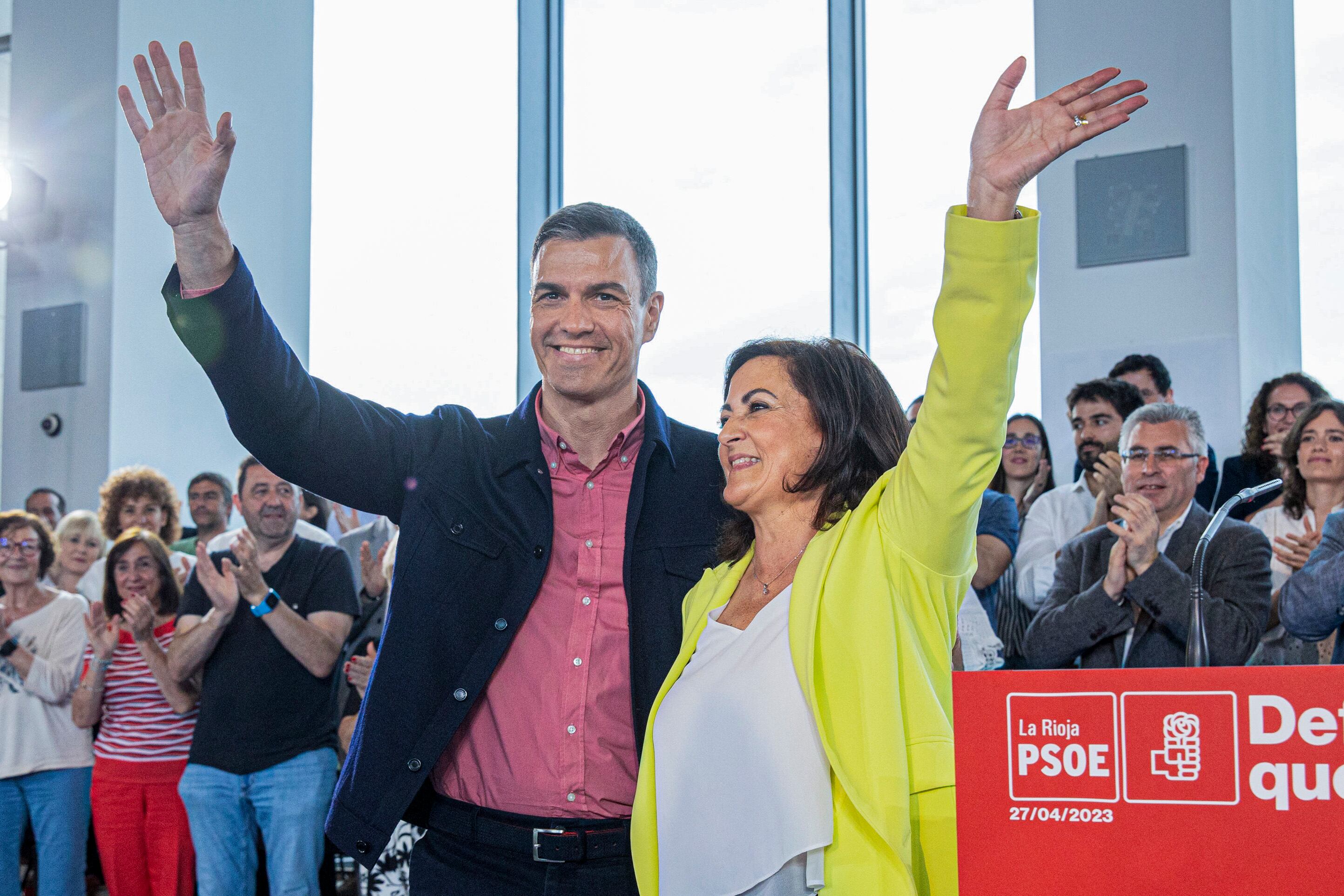 LOGROÑO 27/04/2023.- El líder del PSOE y presidente del Gobierno de España, Pedro Sánchez (i), participa en un acto de campaña electoral este jueves en Logroño, en apoyo a los candidatos de su partido al Ejecutivo de La Rioja, Concha Andreu (d), quien opta a la reelección el 28 de mayo, este jueves en el Palacio de Congresos Riojaforum.EFE/Raquel Manzanares
