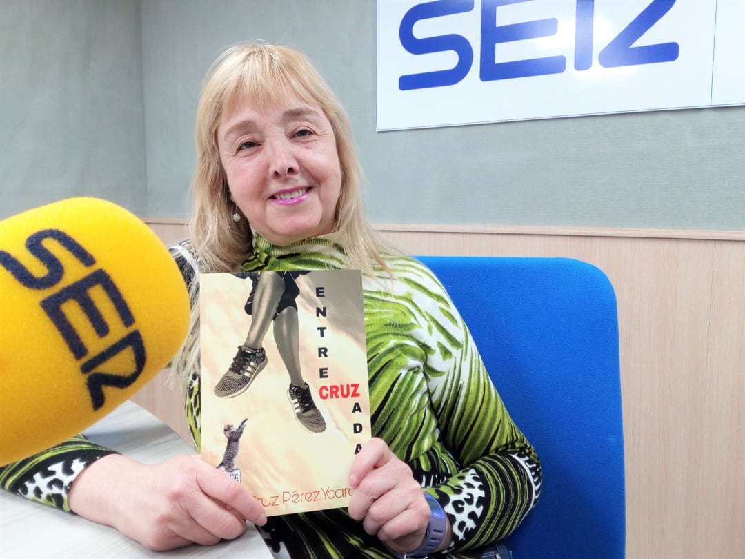 Mari Cruz Pérez Ycardo, la autora de Entrecruzadas, en el estudio de Radio Elda, mostrando su primer libro de relatos.