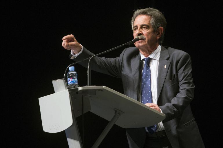 El presidente de Cantabria, Miguel Ángel Revilla, durante su intervención en el Congreso de la Asociación Nacional de Productores de Energía Fotovoltaica (ANPIER), hoy en el Teatro Circo de Murcia.