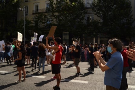 Los manifestantes contra el racismo en la calle Serrano respetan la distancia de seguridad y portan mascarilla.